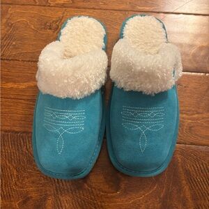 New Ariat fuzzy slippers